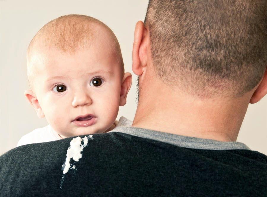 Срыгивание фонтаном может сигнализировать о внутренних патологиях