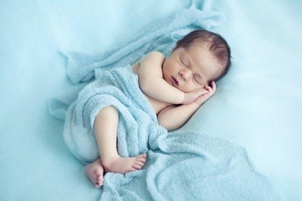 Миленький ребеночек спит