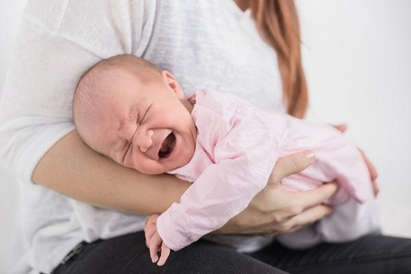 Грудничок плачет от боли