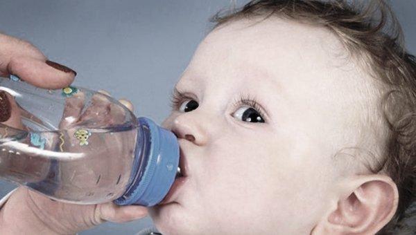Чрезмерное потребление воды вредно для младенца