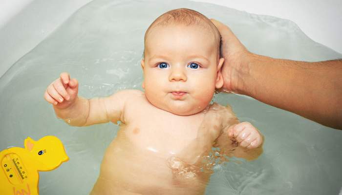 Погружение грудничка в воду