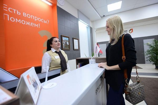 Молодая мама занимается оформлением без мужа