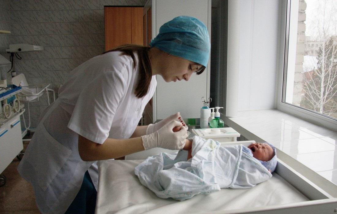 Помощь медицинского персонала в первые дни после рождения
