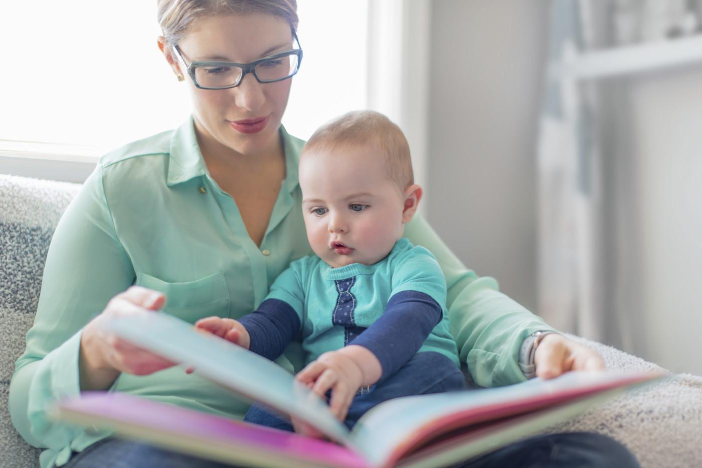 Листает книжку