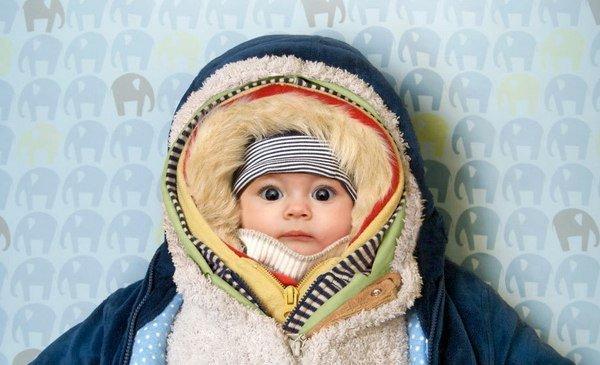 Младенец в большом количестве одежды