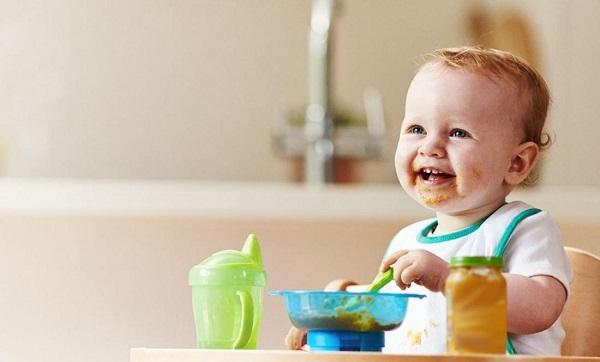 Ребенок обедает