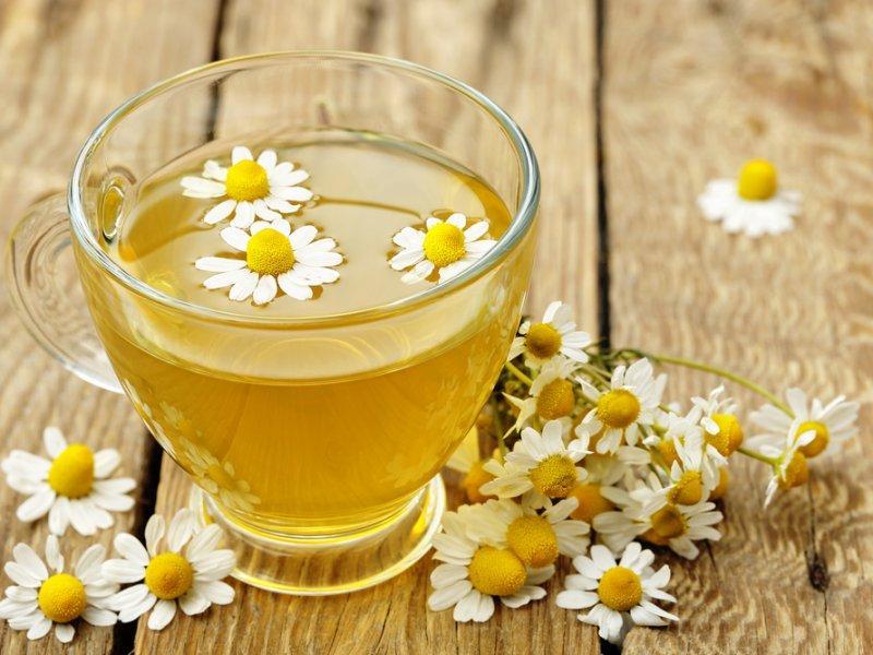Чашка с ромашковым чаем