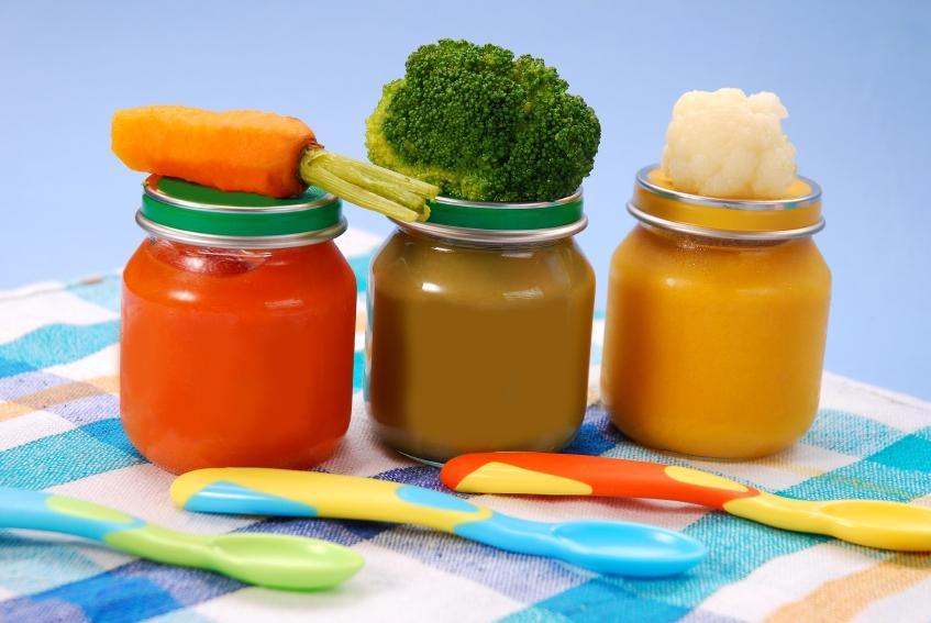 Одним из первых продуктов в рационе грудничка должно стать овощное пюре
