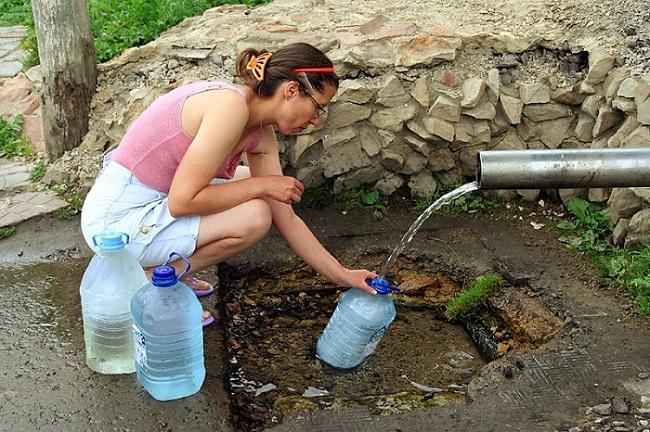 Родниковая вода опасна для питья маленьким детям
