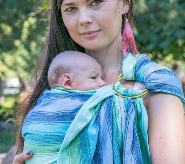Важно правильно располагать в слинге грудничка, лицом к взрослому