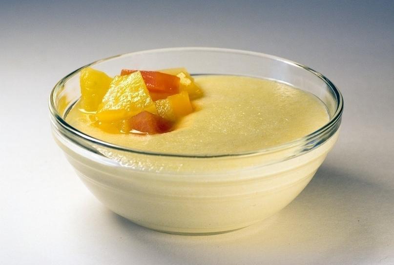 Манная каша с добавками в виде фруктов и ягод разнообразит меню ребенка