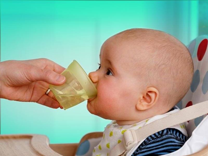 Ребенок пьет воду