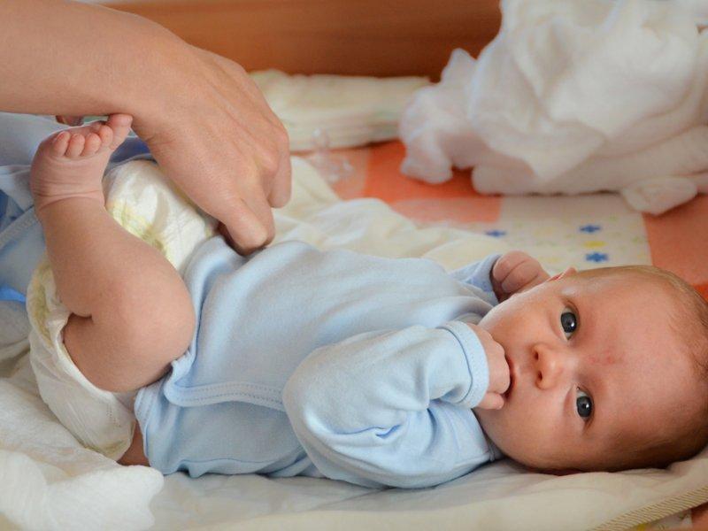 Кряхтение грудничка может вызываться дискомфортом от неправильно подобранной одежды