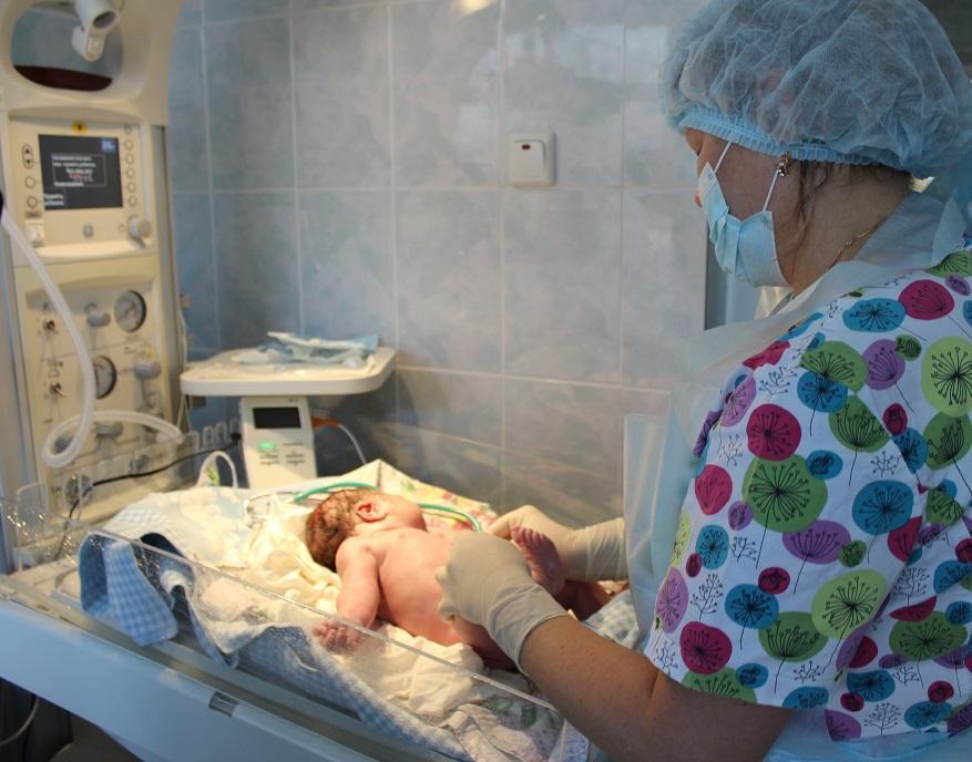 Младенец на реанимационном столике