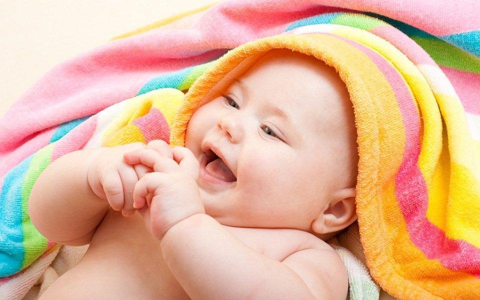 После купания малыша насухо промокают полотенцем